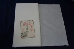 後藤紙店　ごかみ　斜子テープシミンエース手漉き美濃和紙 美濃和紙落水和紙bijutsushi 美濃和紙落水金箔入り和紙bijutsushi 楮１００㌫ 楮１００㌫美濃和紙　障子紙　わらび　伝統表装　薄美濃　美須紙　宇田紙　表装直し　しみ抜き 裏打ち　鳥の子　離宮　松苑　御幸　布裏　本紙裏　総裏　ホットメルト　　　　　　　とうき軸先　潤のり　防虫香　潤印　下張り　七福　聚楽　寒牡丹　月印雪印　 梅月　雲龍紙　提灯紙　落水紙　紅葉　笹　　楮紙　　　後藤紙店　ごかみ機械漉き和紙　美濃和紙　茶入り　薄緑　印刷可能　SDGｓカーボン二ュートラル